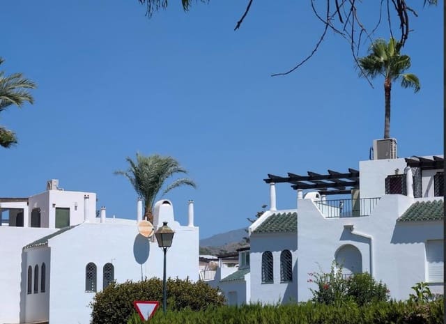 3 makuuhuone Paritalo myytävänä paikassa Las Brisas, Marbella - 670 000 € (Ref: 9468789)