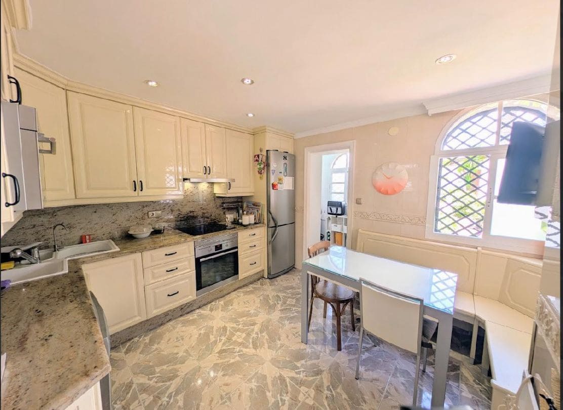 3 makuuhuone Paritalo myytävänä paikassa Marbella - 670 000 € (Ref: 9468789)