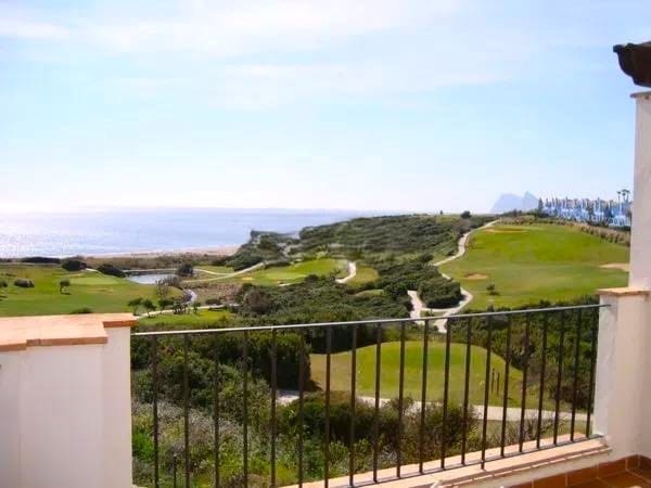 2 soveværelse Lejlighed til leje i La Alcaidesa med swimmingpool - € 1.800 (Ref: 9468792)