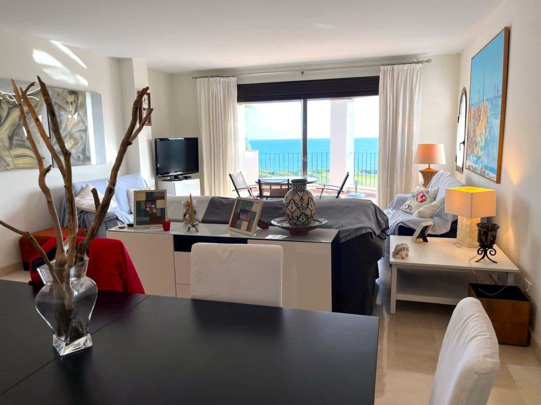 2 soveværelse Lejlighed til leje i La Alcaidesa med swimmingpool - € 1.800 (Ref: 9468792)