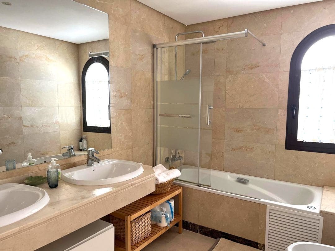 2 soveværelse Lejlighed til leje i La Alcaidesa med swimmingpool - € 1.800 (Ref: 9468792)