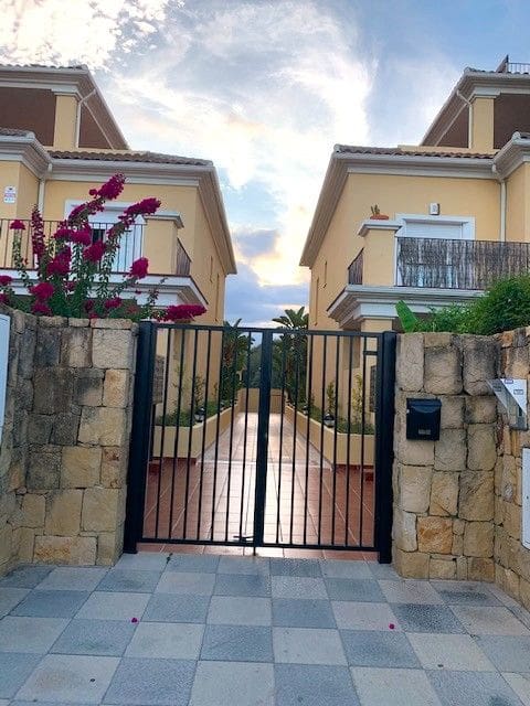 2 bedroom Apartment for sale in Pueblo Nuevo de Guadiaro with pool - € 355,000 (Ref: 9468794)