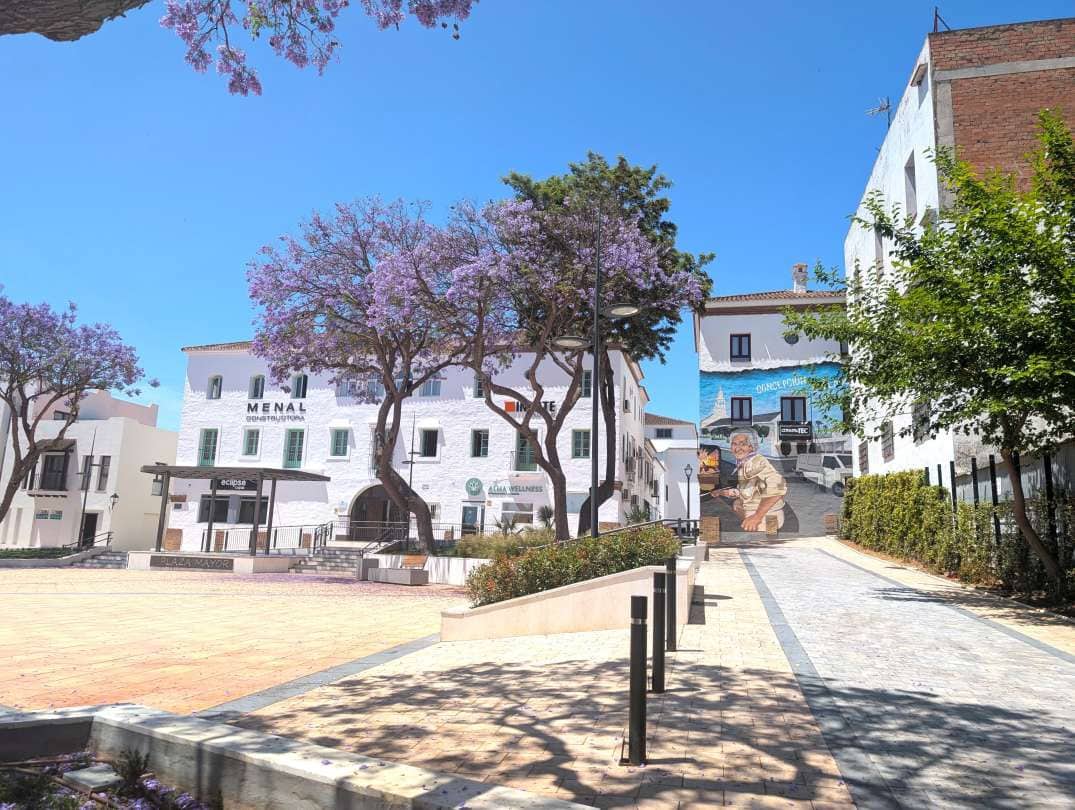 2 bedroom Apartment for sale in Pueblo Nuevo de Guadiaro with pool - € 355,000 (Ref: 9468794)