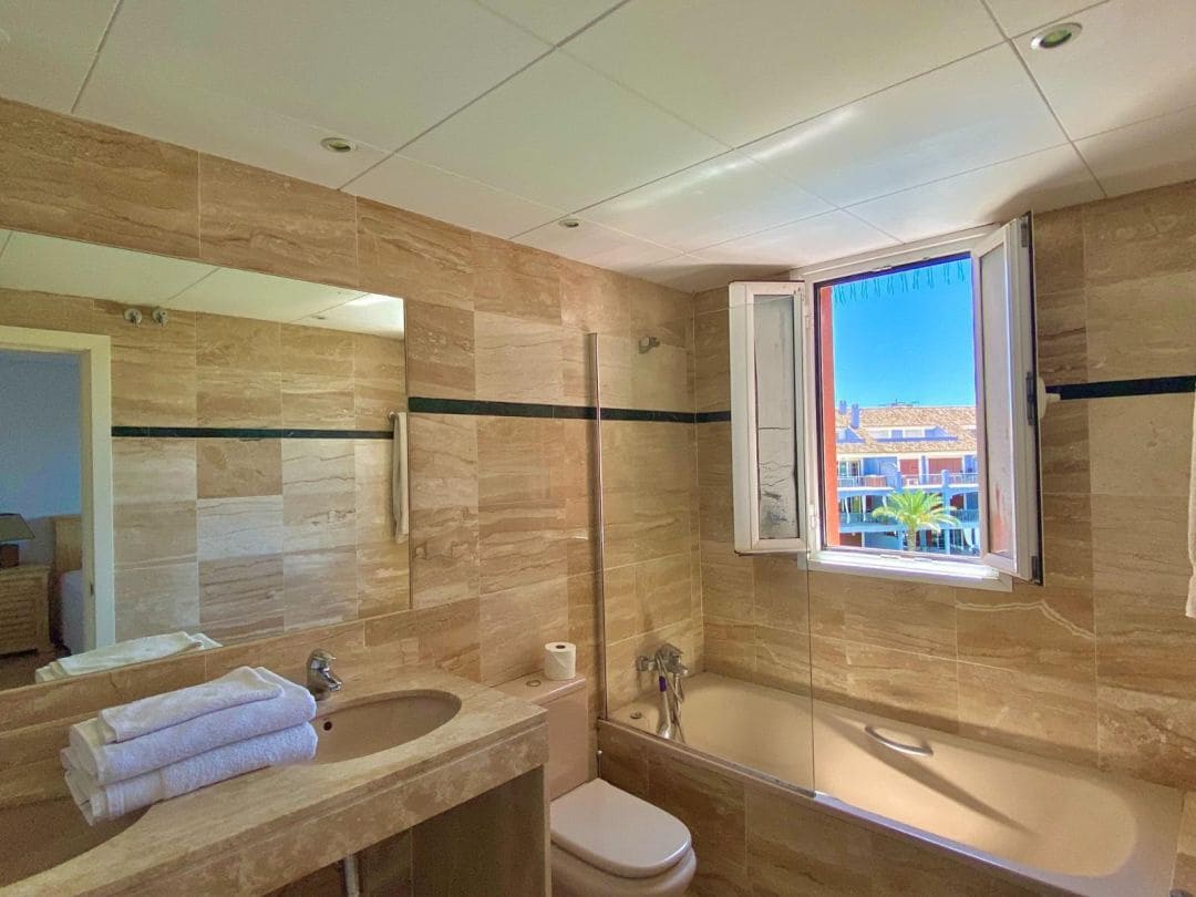 3 bedroom Flat for rent in San Roque with pool - € 1,600 (Ref: 9468796)