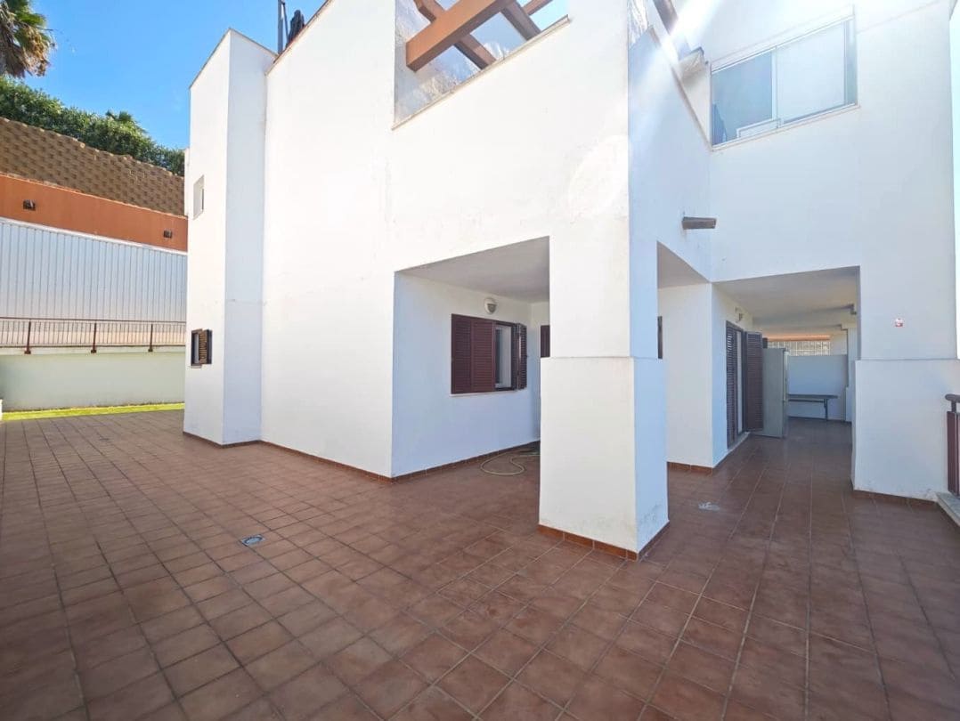 3 bedroom Apartment for sale in La Alcaidesa with pool - € 350,000 (Ref: 9468800)