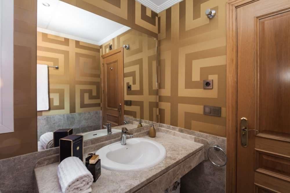 3 bedroom Villa for sale in Marbella with pool - € 1,000,000 (Ref: 9468801)