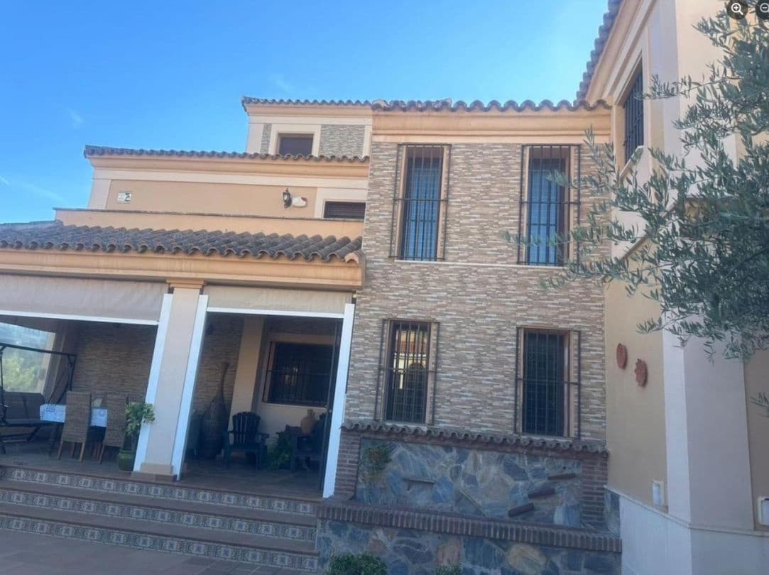 5 bedroom Villa for sale in La Linea de la Concepcion - € 875,000 (Ref: 9468804)