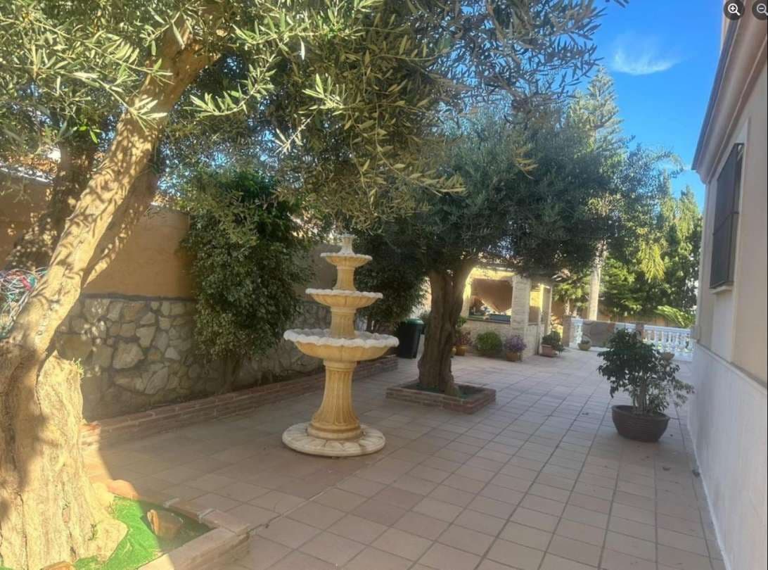 5 bedroom Villa for sale in La Linea de la Concepcion - € 875,000 (Ref: 9468804)