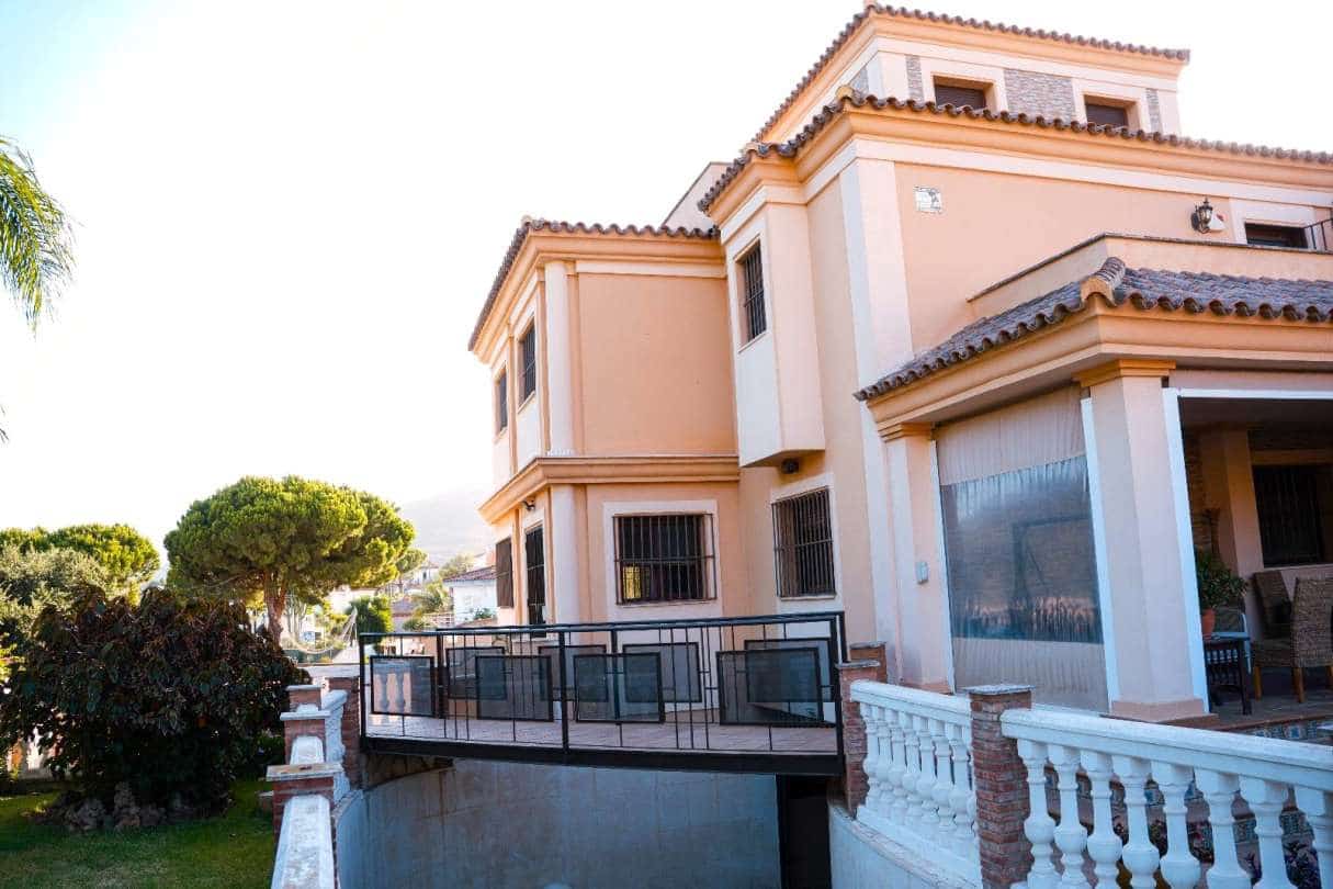 5 bedroom Villa for sale in La Linea de la Concepcion - € 875,000 (Ref: 9468804)
