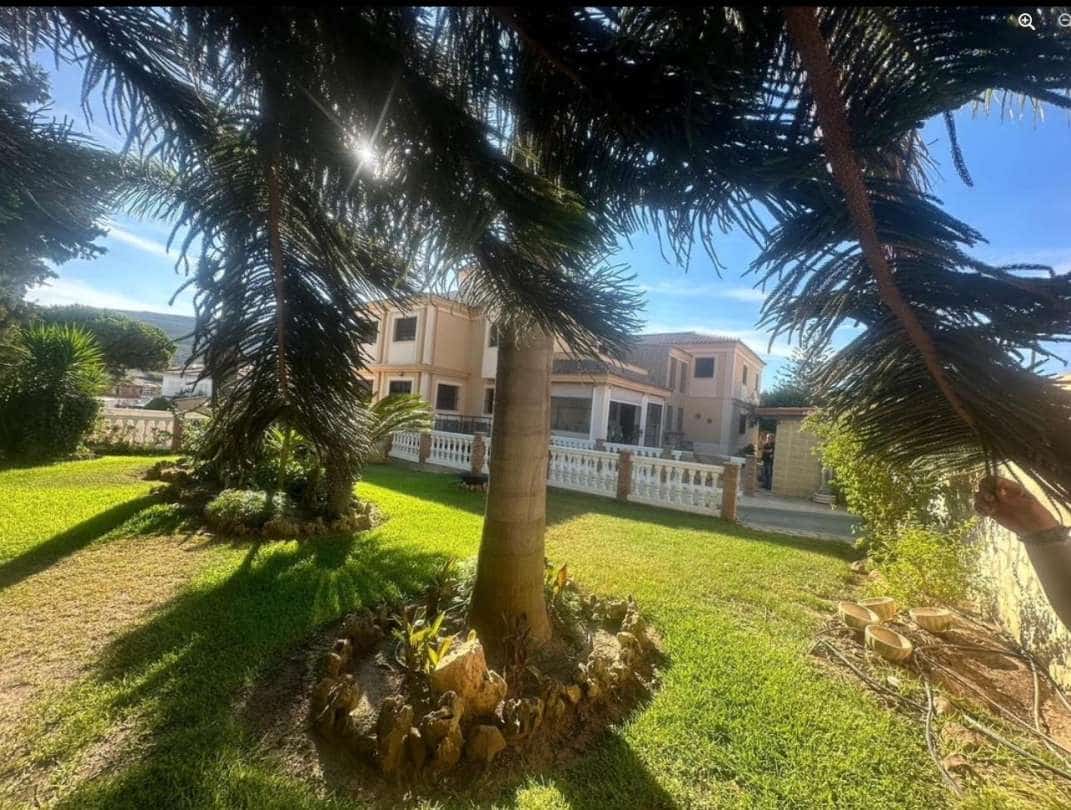 5 bedroom Villa for sale in La Linea de la Concepcion - € 875,000 (Ref: 9468804)