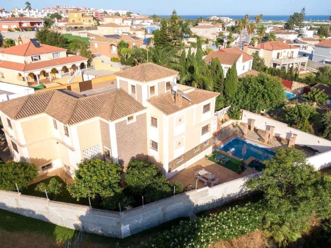 5 bedroom Villa for sale in La Linea de la Concepcion - € 875,000 (Ref: 9468804)