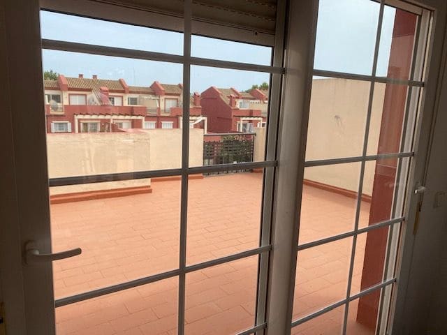 5 soveværelse Semi-Rækkehus til salg i La Línea de la Concepción med swimmingpool - € 470.000 (Ref: 9468805)