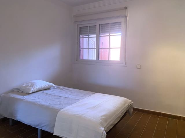 5 soveværelse Semi-Rækkehus til salg i La Línea de la Concepción med swimmingpool - € 470.000 (Ref: 9468805)