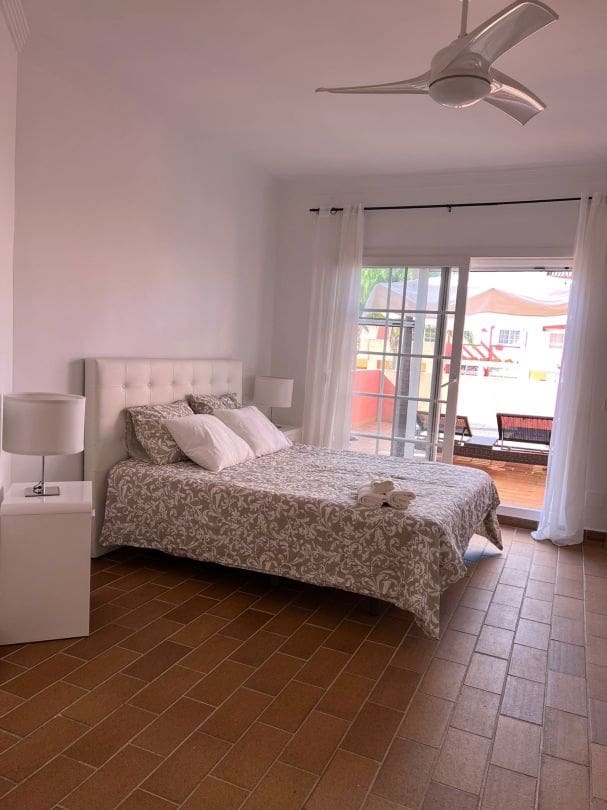 5 soveværelse Semi-Rækkehus til salg i La Linea de la Concepcion med swimmingpool - € 470.000 (Ref: 9468805)