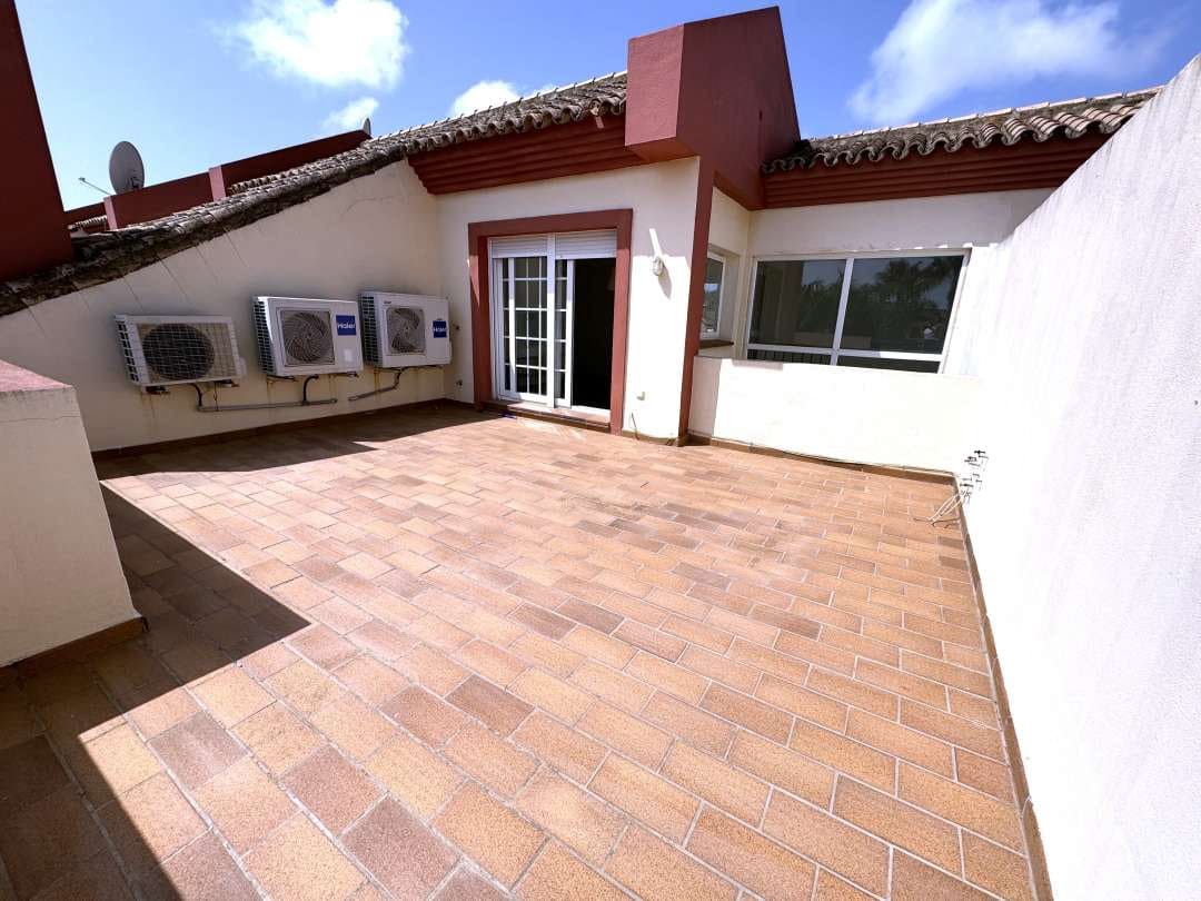 5 soveværelse Semi-Rækkehus til salg i La Linea de la Concepcion med swimmingpool - € 470.000 (Ref: 9468805)