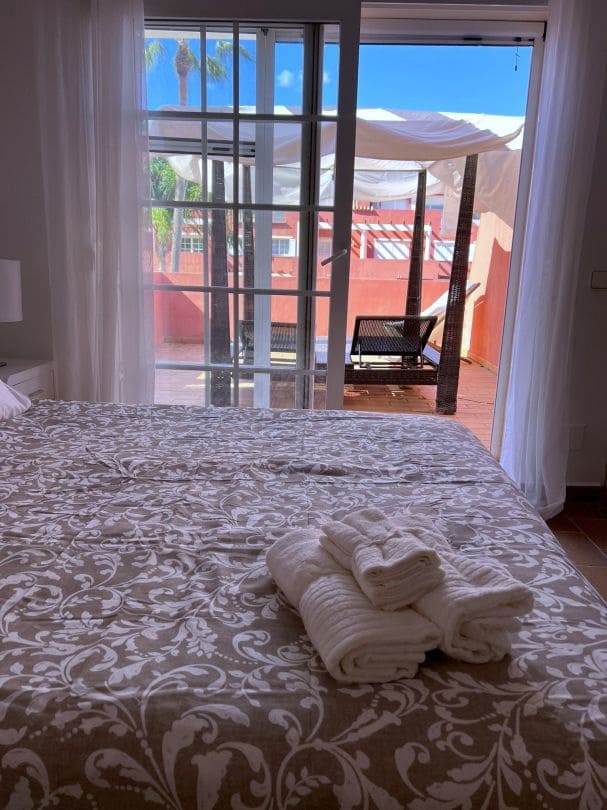 5 soveværelse Semi-Rækkehus til salg i La Linea de la Concepcion med swimmingpool - € 470.000 (Ref: 9468805)