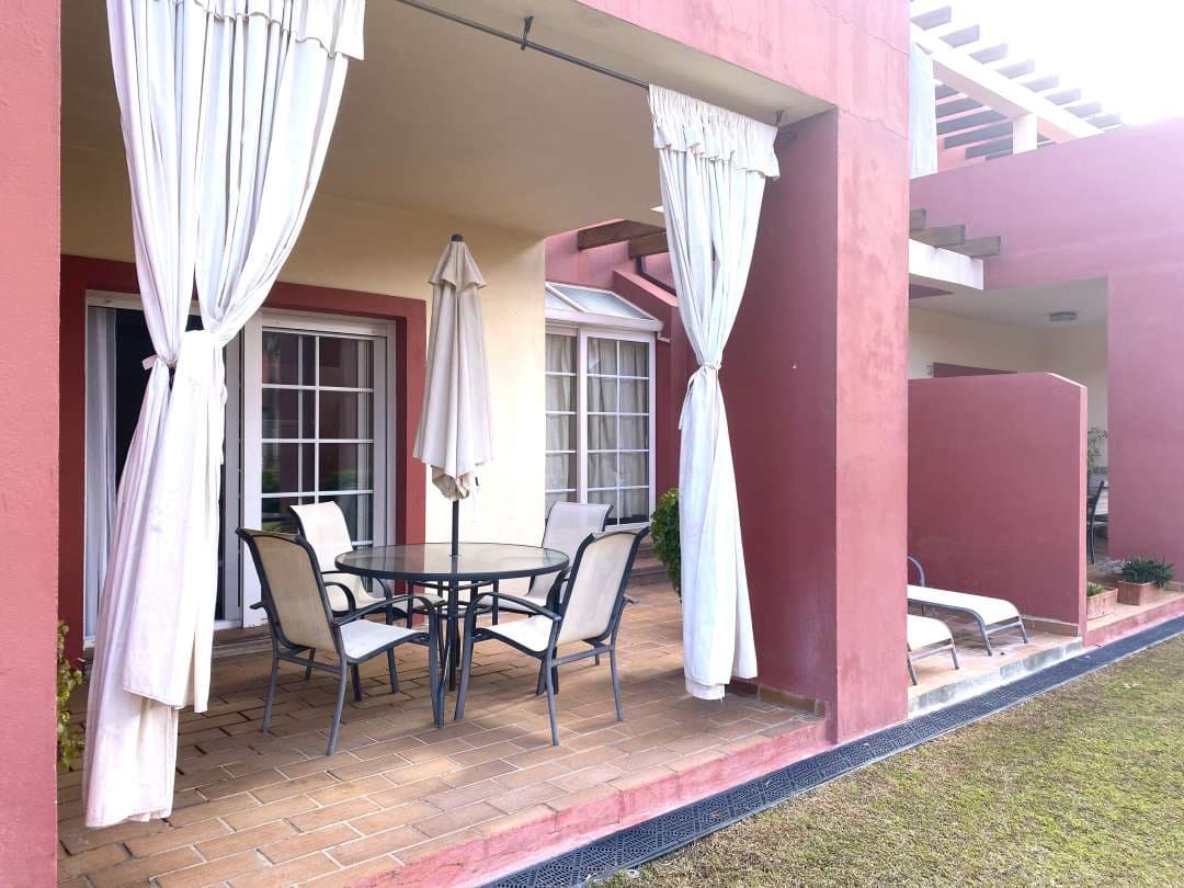 5 soveværelse Semi-Rækkehus til salg i La Linea de la Concepcion med swimmingpool - € 470.000 (Ref: 9468805)