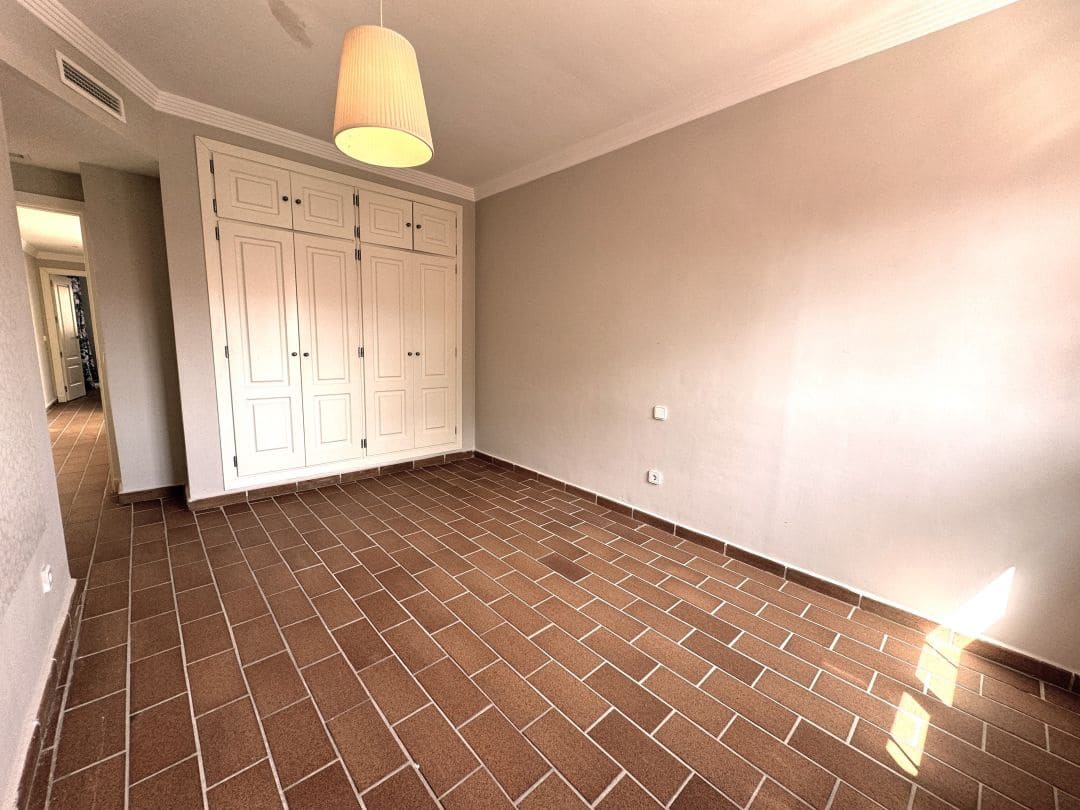 5 soveværelse Semi-Rækkehus til salg i La Linea de la Concepcion med swimmingpool - € 470.000 (Ref: 9468805)