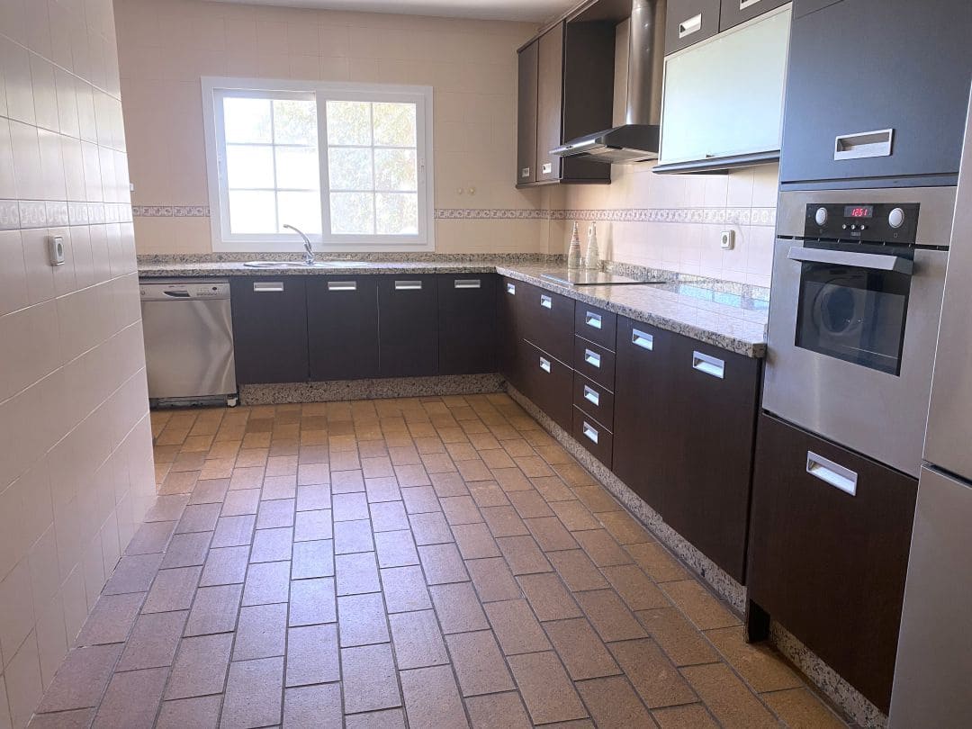 5 soveværelse Semi-Rækkehus til salg i La Linea de la Concepcion med swimmingpool - € 470.000 (Ref: 9468805)