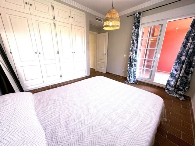 5 soveværelse Semi-Rækkehus til salg i La Línea de la Concepción med swimmingpool - € 470.000 (Ref: 9468805)