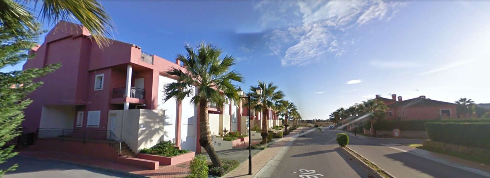 5 soveværelse Semi-Rækkehus til salg i La Linea de la Concepcion med swimmingpool - € 470.000 (Ref: 9468805)