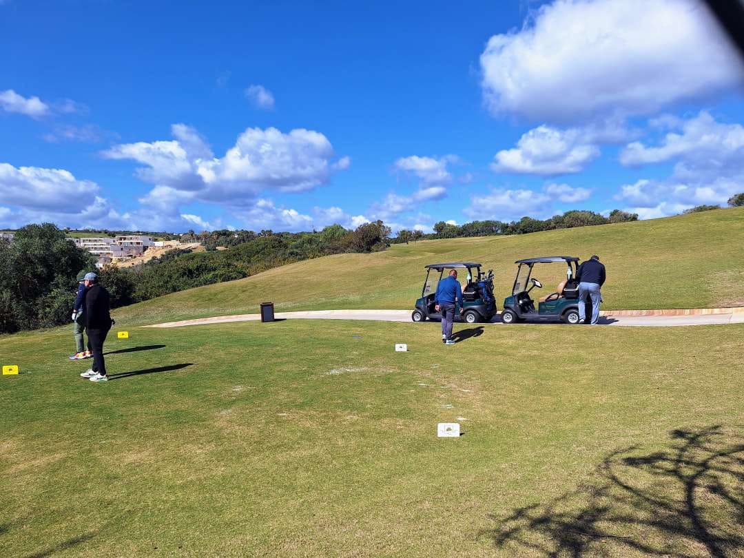 5 soveværelse Semi-Rækkehus til salg i La Linea de la Concepcion med swimmingpool - € 470.000 (Ref: 9468805)