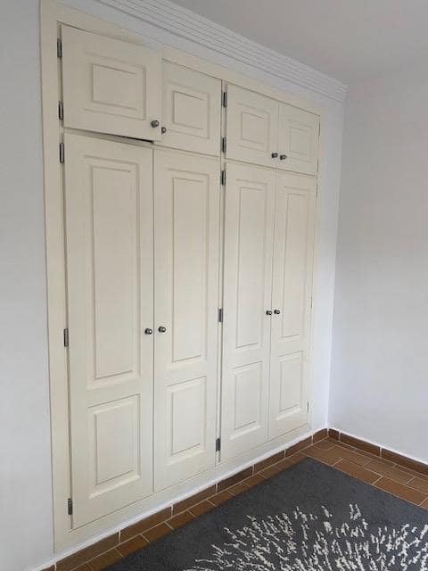 5 soveværelse Semi-Rækkehus til salg i La Linea de la Concepcion med swimmingpool - € 470.000 (Ref: 9468805)