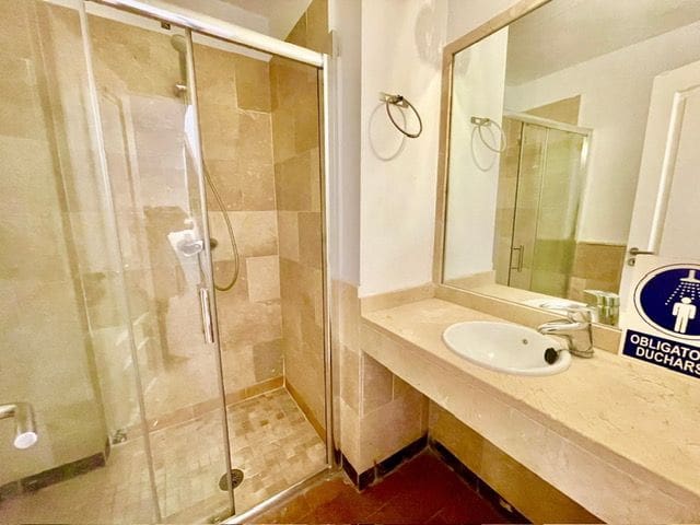 5 soveværelse Semi-Rækkehus til salg i La Linea de la Concepcion med swimmingpool - € 470.000 (Ref: 9468805)