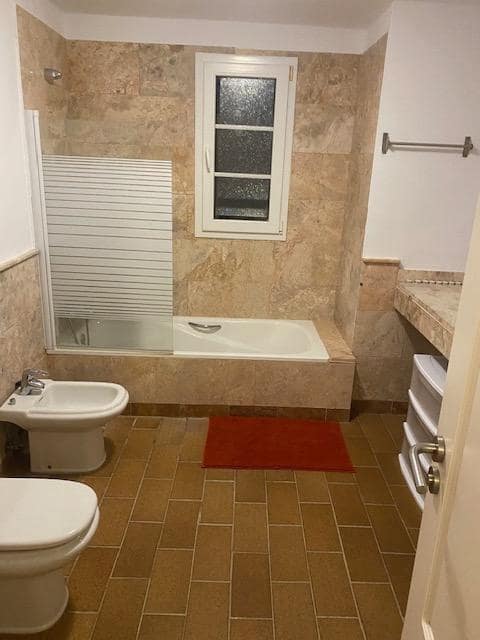 5 soveværelse Semi-Rækkehus til salg i La Linea de la Concepcion med swimmingpool - € 470.000 (Ref: 9468805)