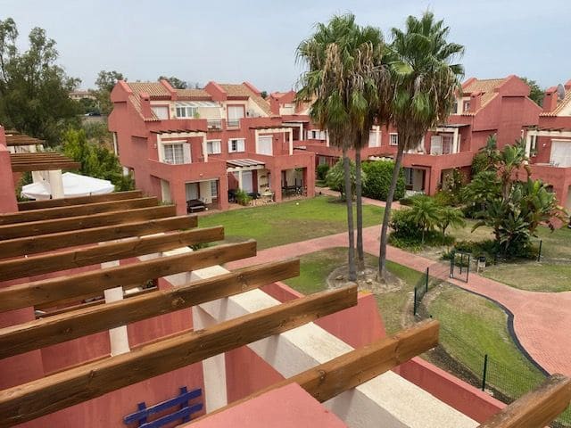 5 soveværelse Semi-Rækkehus til salg i La Linea de la Concepcion med swimmingpool - € 470.000 (Ref: 9468805)