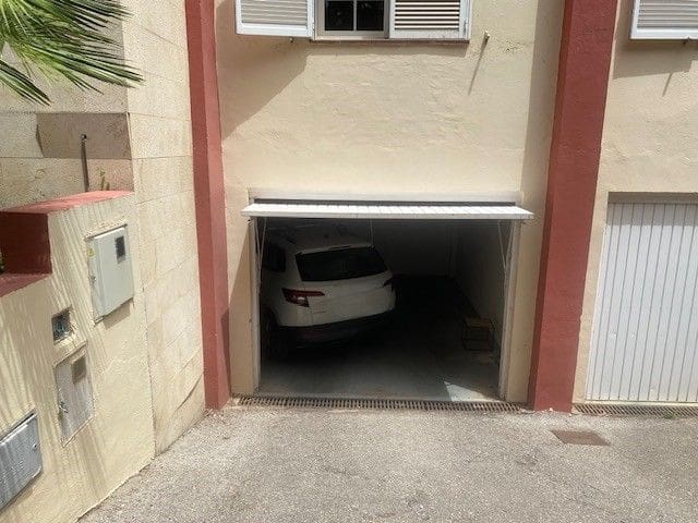 5 soveværelse Semi-Rækkehus til salg i La Linea de la Concepcion med swimmingpool - € 470.000 (Ref: 9468805)