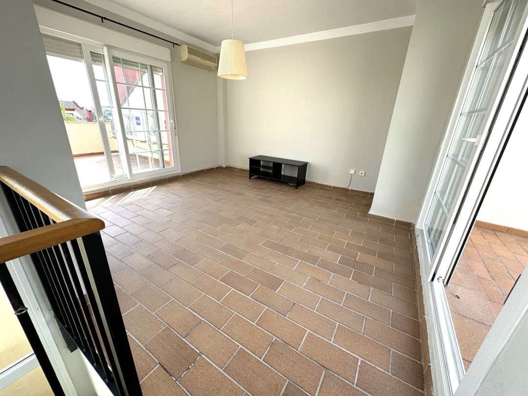 5 soveværelse Semi-Rækkehus til salg i La Linea de la Concepcion med swimmingpool - € 470.000 (Ref: 9468805)