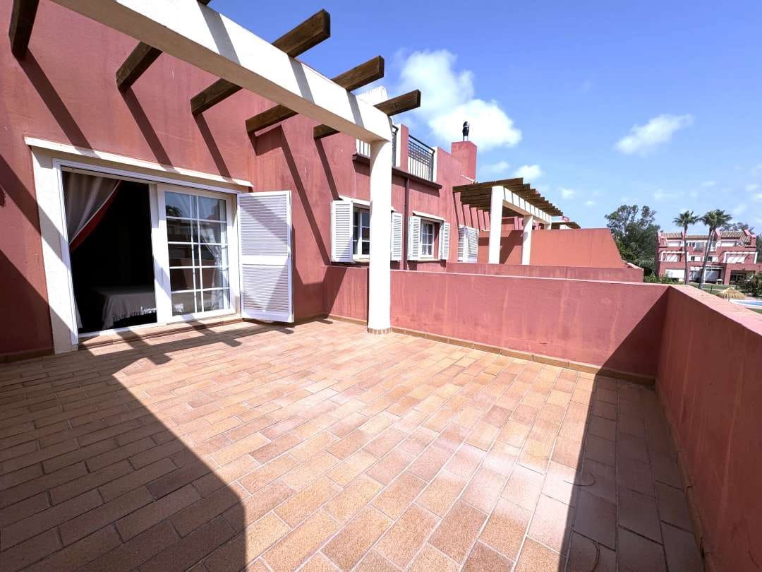 5 soveværelse Semi-Rækkehus til salg i La Linea de la Concepcion med swimmingpool - € 470.000 (Ref: 9468805)