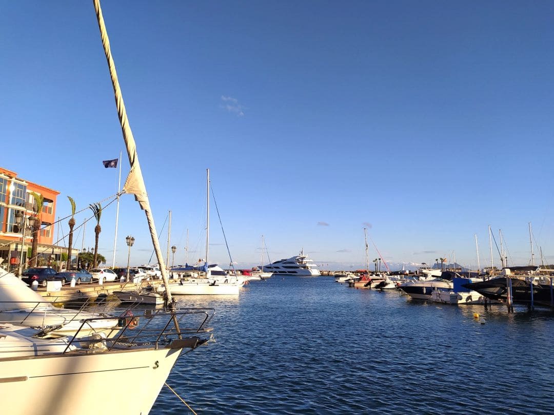 5 soveværelse Semi-Rækkehus til salg i La Linea de la Concepcion med swimmingpool - € 470.000 (Ref: 9468805)