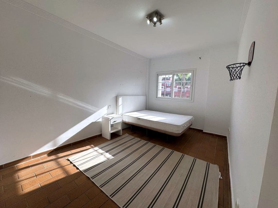 5 soveværelse Semi-Rækkehus til salg i La Linea de la Concepcion med swimmingpool - € 470.000 (Ref: 9468805)