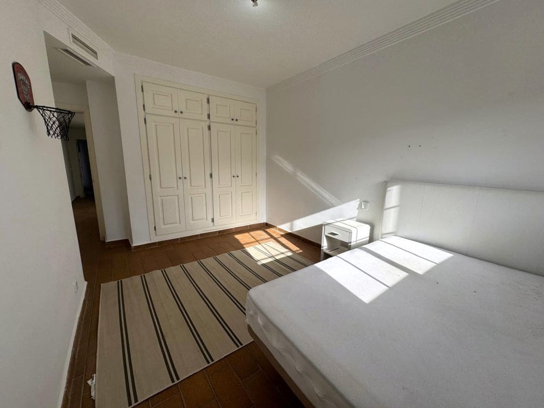 5 soveværelse Semi-Rækkehus til salg i La Linea de la Concepcion med swimmingpool - € 470.000 (Ref: 9468805)