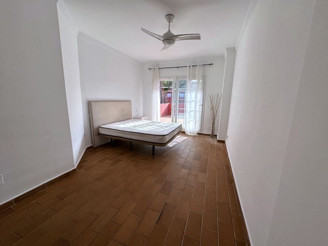 5 soveværelse Semi-Rækkehus til salg i La Linea de la Concepcion med swimmingpool - € 470.000 (Ref: 9468805)