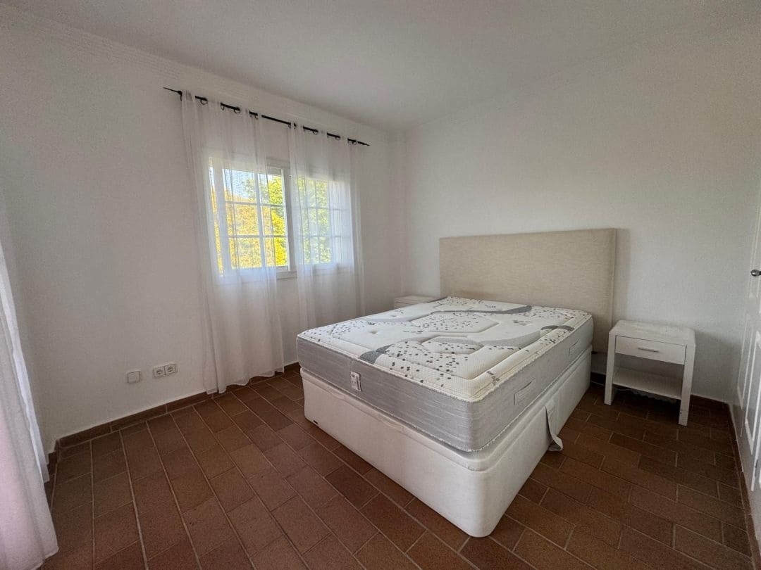 5 soveværelse Semi-Rækkehus til salg i La Linea de la Concepcion med swimmingpool - € 470.000 (Ref: 9468805)