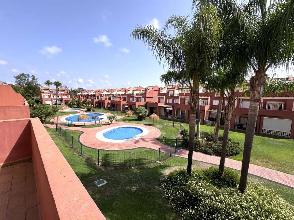 5 soveværelse Semi-Rækkehus til salg i La Linea de la Concepcion med swimmingpool - € 470.000 (Ref: 9468805)