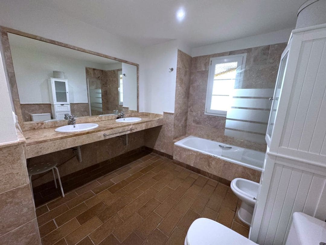 5 soveværelse Semi-Rækkehus til salg i La Linea de la Concepcion med swimmingpool - € 470.000 (Ref: 9468805)