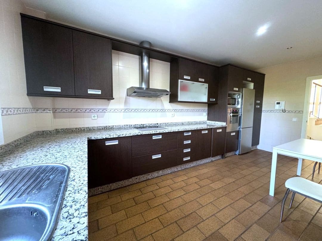 5 soveværelse Semi-Rækkehus til salg i La Linea de la Concepcion med swimmingpool - € 470.000 (Ref: 9468805)