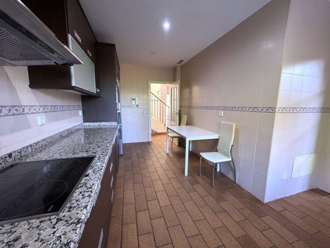 5 soveværelse Semi-Rækkehus til salg i La Linea de la Concepcion med swimmingpool - € 470.000 (Ref: 9468805)