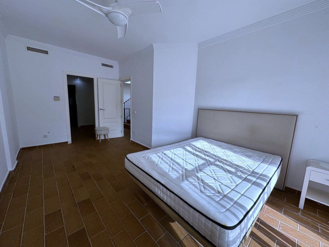 5 soveværelse Semi-Rækkehus til salg i La Linea de la Concepcion med swimmingpool - € 470.000 (Ref: 9468805)