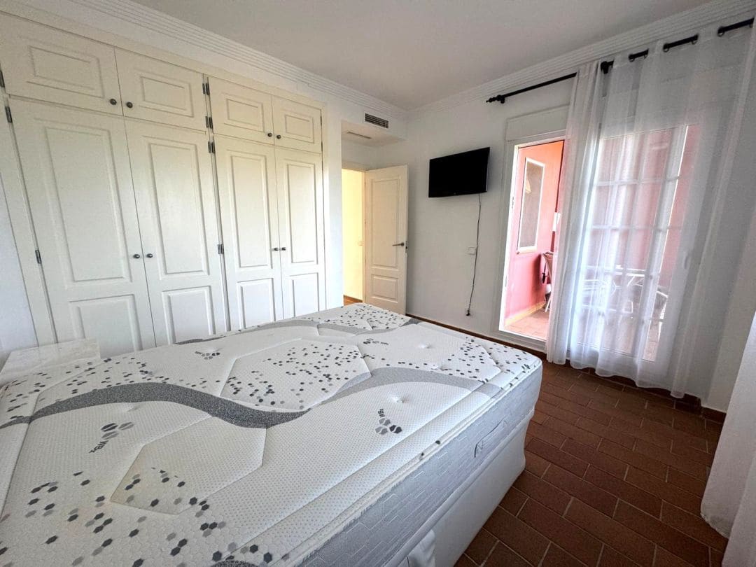 5 soveværelse Semi-Rækkehus til salg i La Linea de la Concepcion med swimmingpool - € 470.000 (Ref: 9468805)