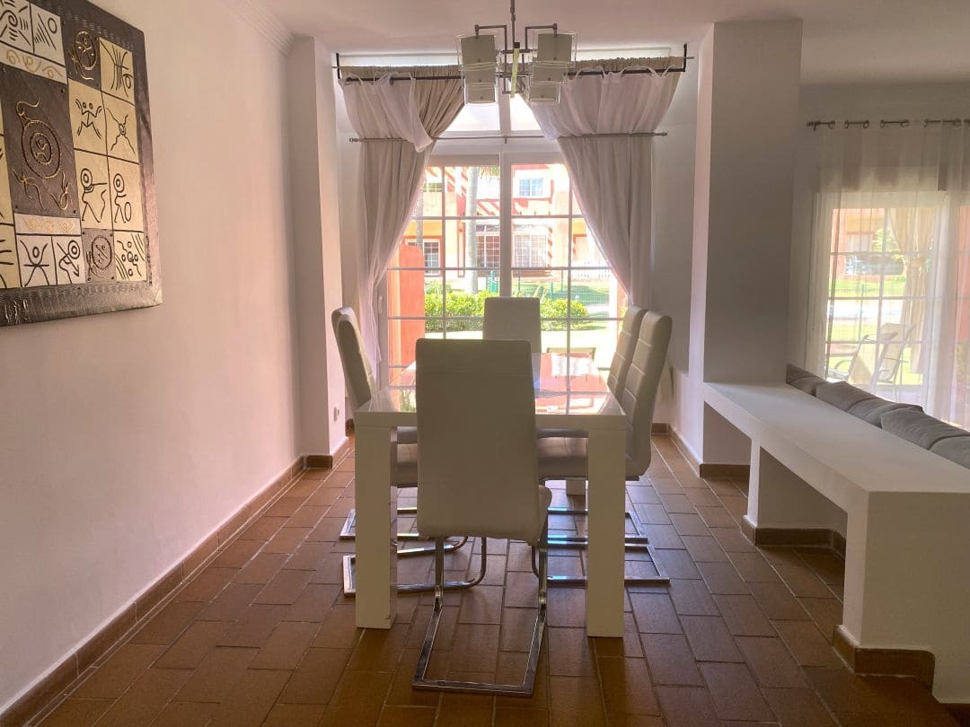 5 soveværelse Semi-Rækkehus til salg i La Linea de la Concepcion med swimmingpool - € 470.000 (Ref: 9468805)