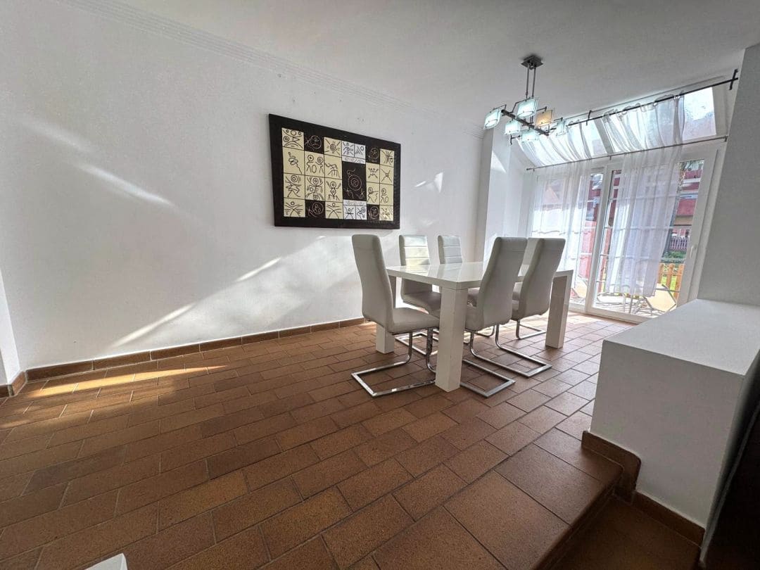 5 soveværelse Semi-Rækkehus til salg i La Linea de la Concepcion med swimmingpool - € 470.000 (Ref: 9468805)