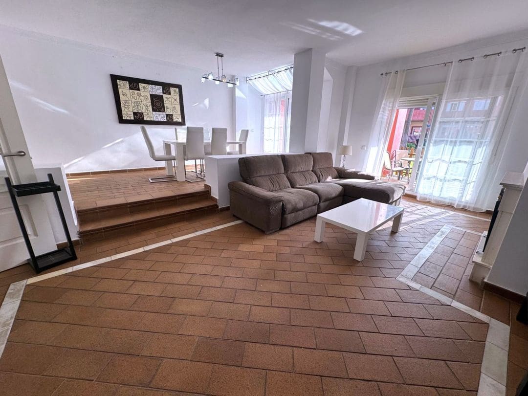 5 soveværelse Semi-Rækkehus til salg i La Linea de la Concepcion med swimmingpool - € 470.000 (Ref: 9468805)