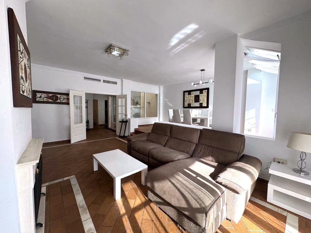 5 soveværelse Semi-Rækkehus til salg i La Linea de la Concepcion med swimmingpool - € 470.000 (Ref: 9468805)