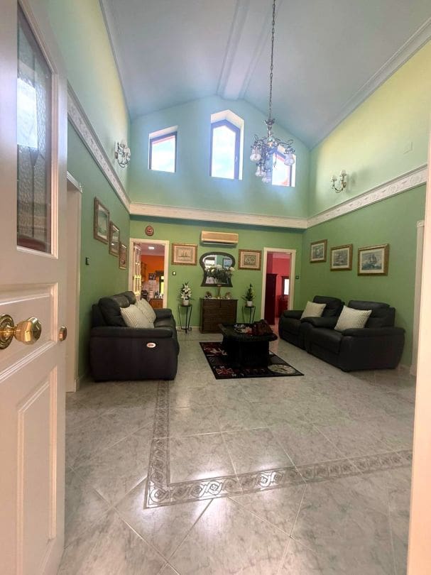 3 bedroom Villa for sale in La Linea de la Concepcion with pool - € 575,000 (Ref: 9468807)