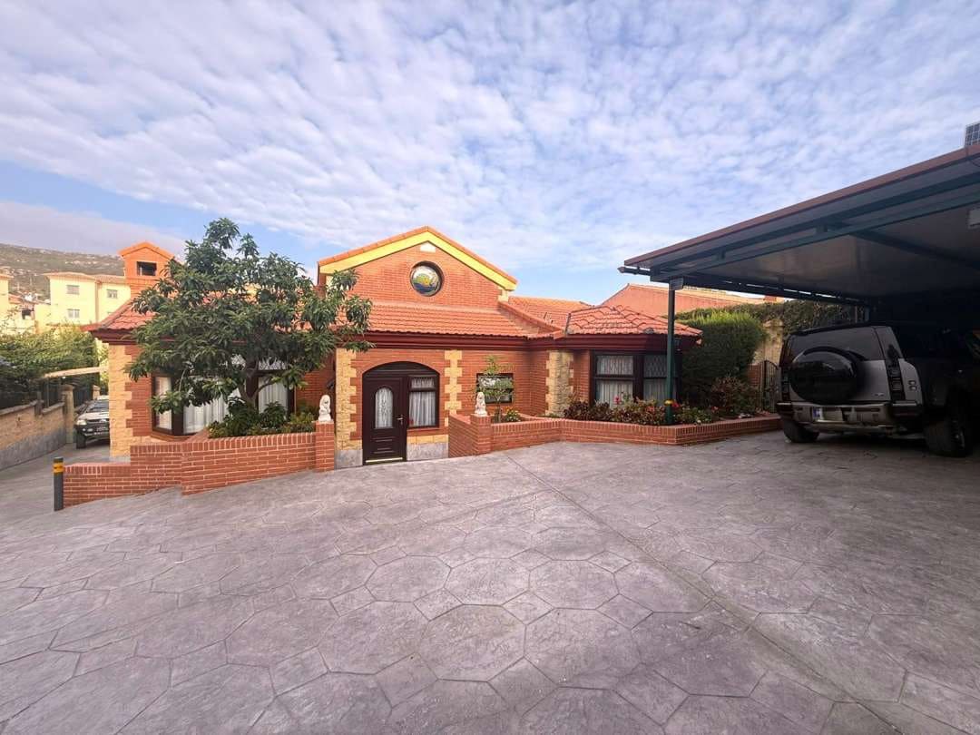 3 bedroom Villa for sale in La Linea de la Concepcion with pool - € 575,000 (Ref: 9468807)